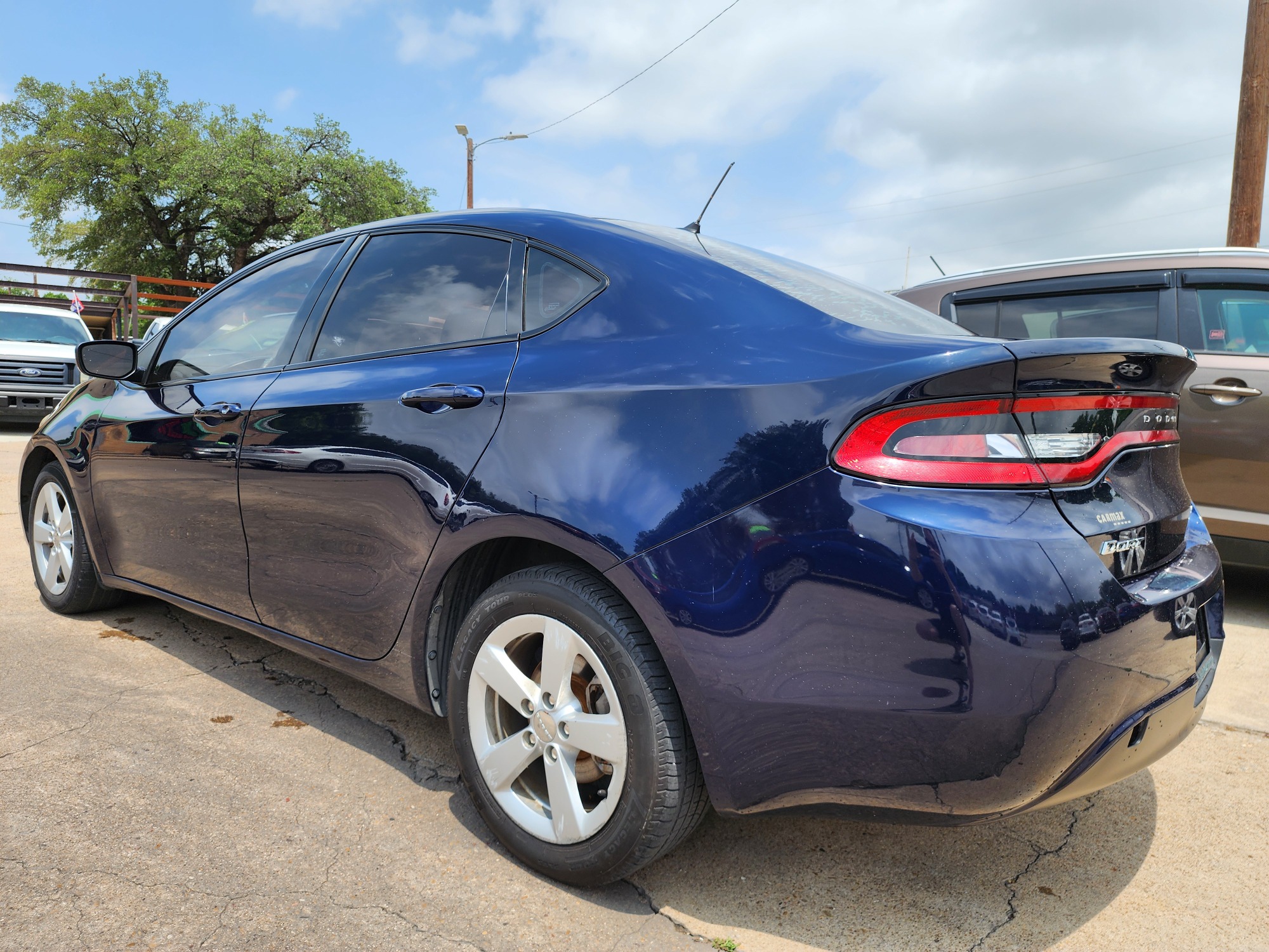 2015 BLUE /BLACK Dodge Dart SXT (1C3CDFBB7FD) with an 2.4L L4 DOHC 16V engine, AUTO transmission, located at 2660 S.Garland Avenue	, Garland, TX, 75041, (469) 298-3118, 32.885387, -96.656776 - CASH$$$$$$ CAR!! This is a SUPER CLEAN 2015 DODGE DART SXT! BLUETOOTH! SUPER NICE! Come in for a test drive today. We are open from 10am-7pm Monday-Saturday. Call or text us with any questions at 469.202.7468, or email us at DallasAutos4Less@gmail.com. - Photo #5